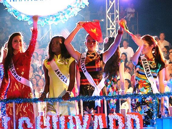 Miss Universe diễu hành biển có phản cảm như Miss World Vietnam?-7