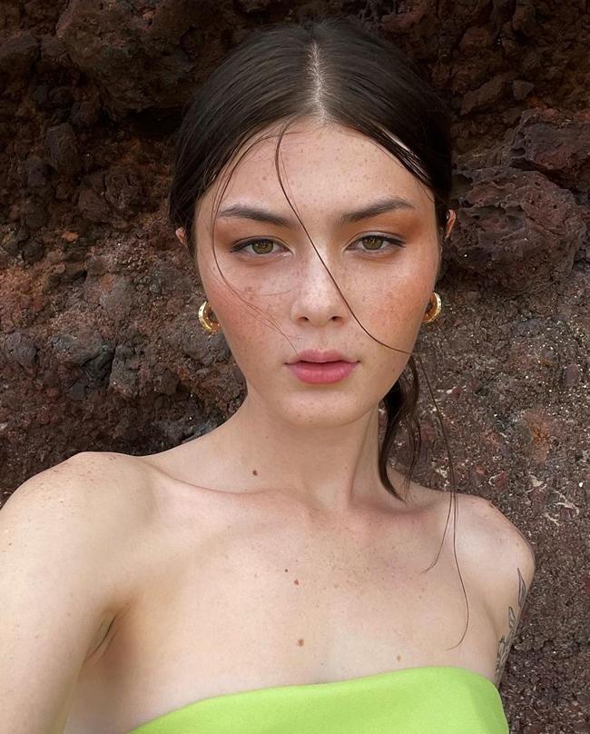 Mới đây, Đạt G và Huỳnh James vừa phát hành MV ca nhạc Hula Hula. MV gây ấn tượng với giai điệu bắt tai đặc biệt là sự xuất hiện của người mẫu Tây - Rosie Bạch Tuyết.