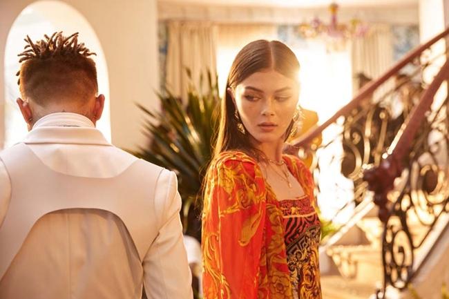 MV mở màn với sự xuất hiện của người mẫu Rosie Bạch Tuyết ngay lập tức thu hút sự chú ý của khán giả.