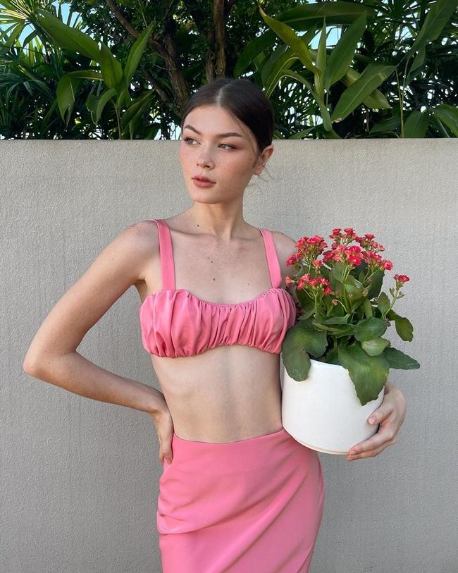 Trên trang cá nhân, Rosie Bạch Tuyết bày tỏ về lần kết hợp với Đạt G: "Giữ bí mật về dự án này là một trong những điều khó nhất mà tôi phải làm - hãy chờ đón sự xuất hiện của tôi trong Hula Hula của Đạt G".