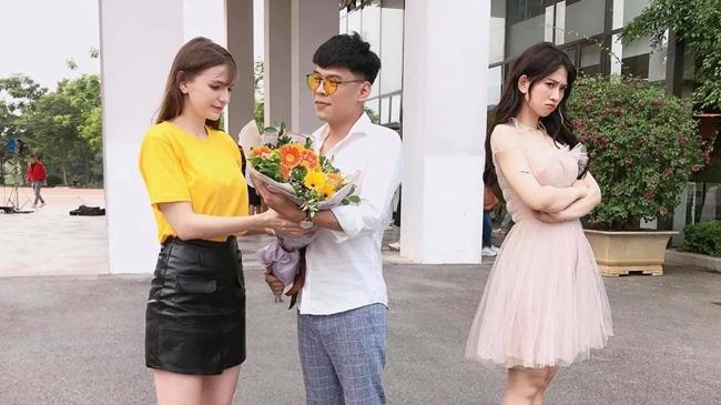 Trước Rosie Bạch Tuyết, nhiều mẫu Tây, DJ đình đám cũng góp mặt trong MV nhạc Việt. Ấn tượng nhất phải kể đến người mẫu kiêm DJ Alexandra Rud. Người đẹp Ukraine xuất hiện trong MV nhạc chế Chuyện tình anh thanh niên của diễn viên Trung Ruồi.