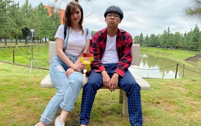 Trong MV ca nhạc, nhân vật của Alexandra Rud khiến nam chính do Trung Ruồi đóng thay đổi cả bản thân và theo đuổi một cách chân thành.