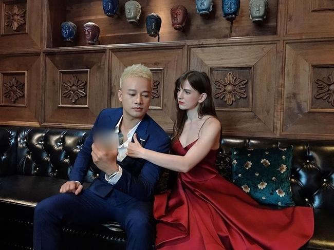 Ngoài đóng vai nữ chính cho MV của Trung Ruồi, Alexandra Rud còn tham gia diễn xuất trong MV ca nhạc Anh mệt rồi của anh Anh Quân Idol.