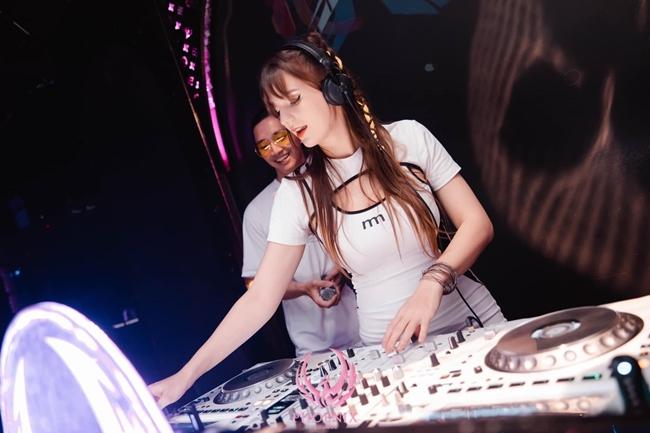 Trên trang cá nhân, DJ 9X chia sẻ nhiều hình ảnh công việc và cuộc sống ở Việt Nam.