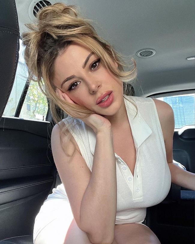 Người mẫu gợi cảm được khen trông sắc sảo, đằm thắm và quyến rũ hơn sau khi làm mẹ.