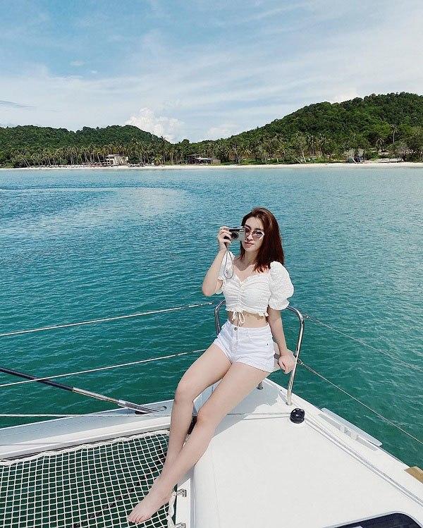 Đi biển, sao Việt mix đồ với short trắng khoe chân dài tới nách-1