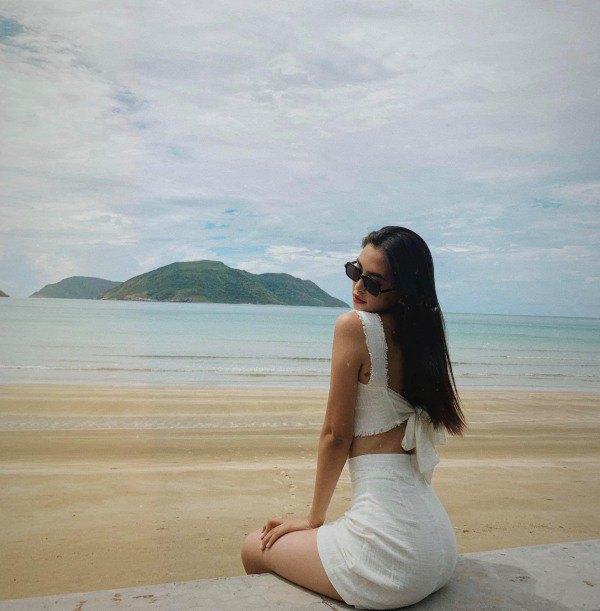 Đi biển, sao Việt mix đồ với short trắng khoe chân dài tới nách-2