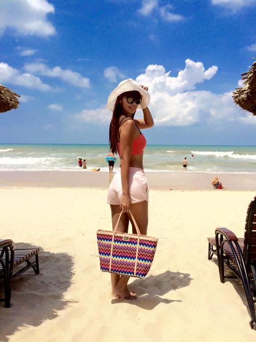 Đi biển, sao Việt mix đồ với short trắng khoe chân dài tới nách-5