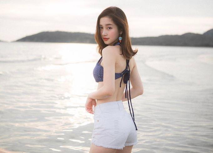 Đi biển, sao Việt mix đồ với short trắng khoe chân dài tới nách-7