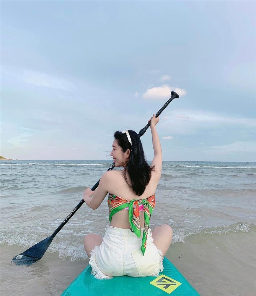 Đi biển, sao Việt mix đồ với short trắng khoe chân dài tới nách-4