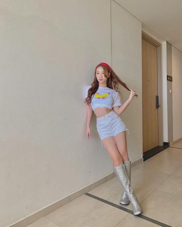 Đi biển, sao Việt mix đồ với short trắng khoe chân dài tới nách-11