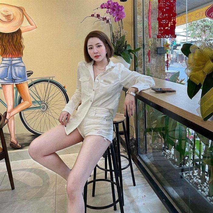 Đi biển, sao Việt mix đồ với short trắng khoe chân dài tới nách-12