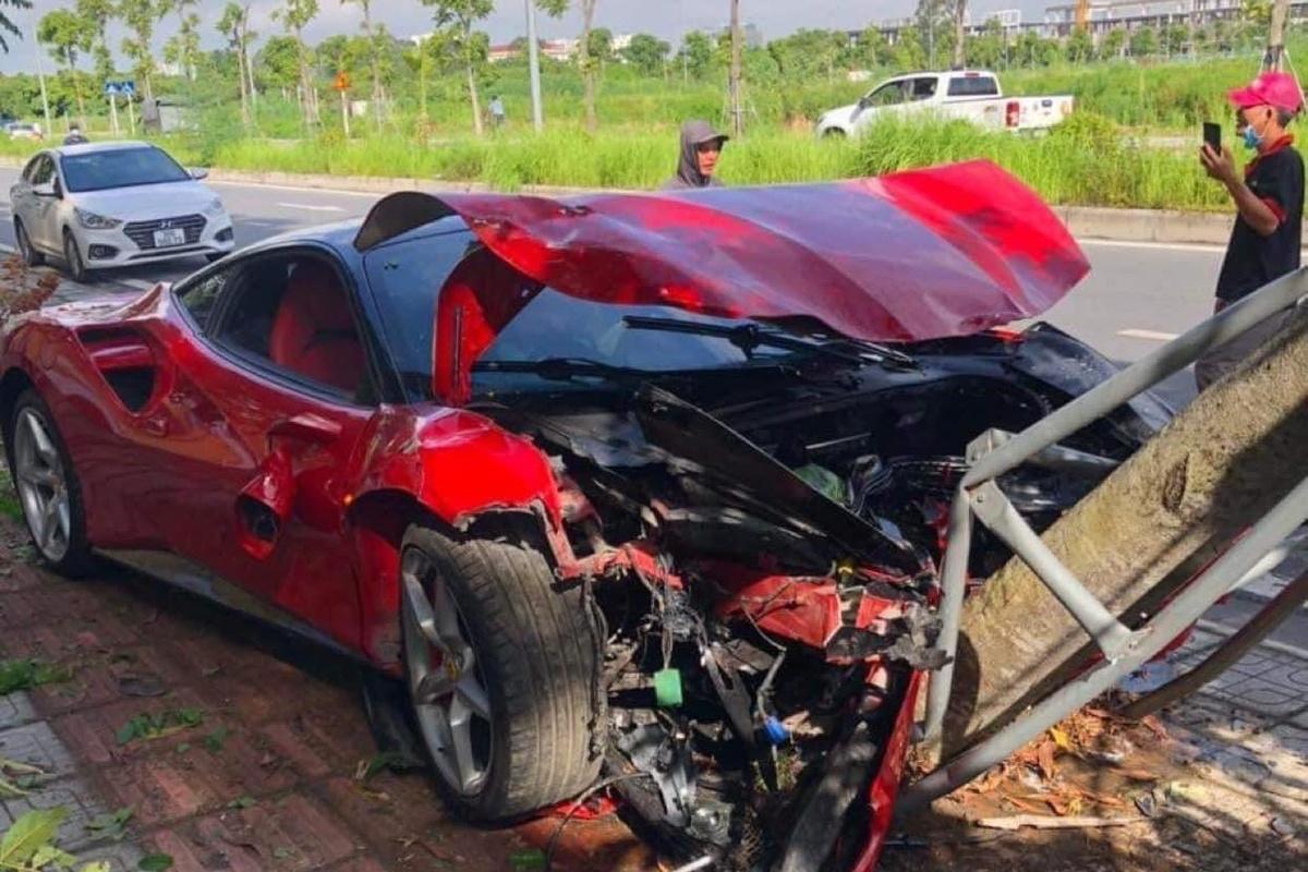Công an được đề nghị vào cuộc vụ xe Ferrari tông gốc cây-2