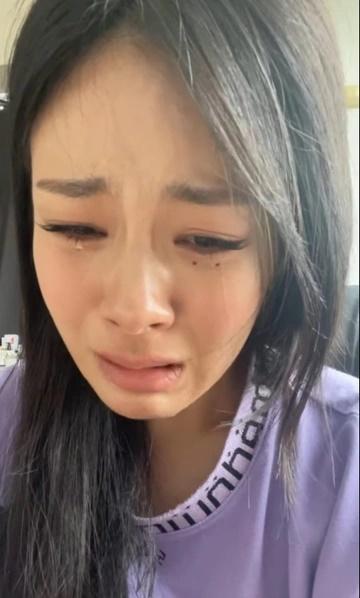 Nữ ca sĩ khóc livestream: Không ai cho tôi tẩy trang cả-1