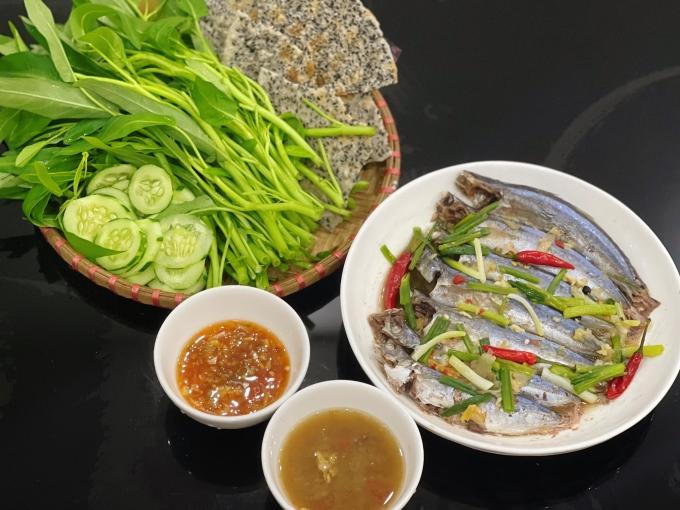 Cá nục hấp cuốn bánh tráng xứ Quảng-1