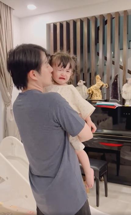 Nát cõi lòng cảnh con gái khóc không cho Đông Nhi đi diễn-2