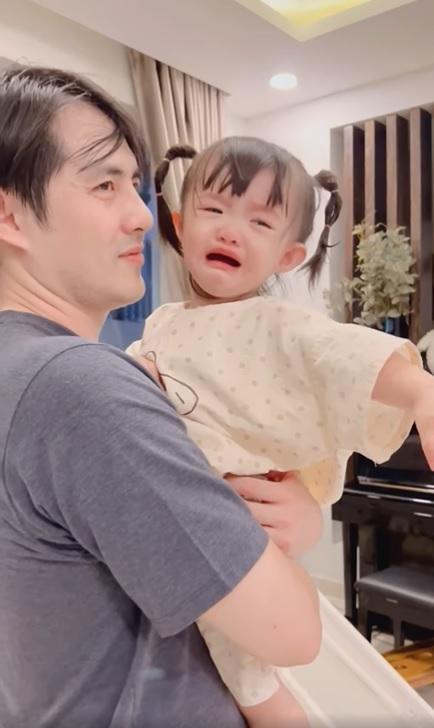 Nát cõi lòng cảnh con gái khóc không cho Đông Nhi đi diễn-3