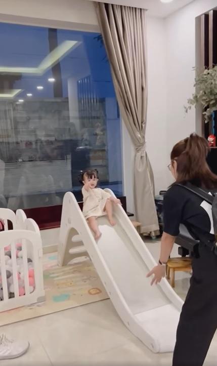 Nát cõi lòng cảnh con gái khóc không cho Đông Nhi đi diễn-1