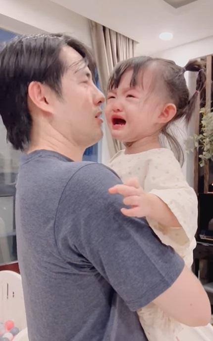 Nát cõi lòng cảnh con gái khóc không cho Đông Nhi đi diễn-4