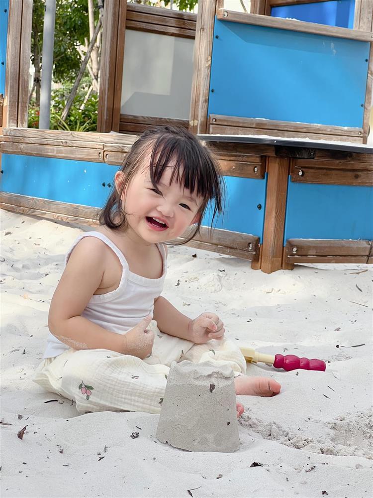 Nát cõi lòng cảnh con gái khóc không cho Đông Nhi đi diễn-5