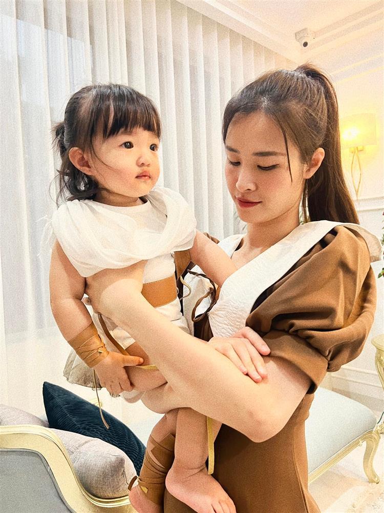 Nát cõi lòng cảnh con gái khóc không cho Đông Nhi đi diễn-8