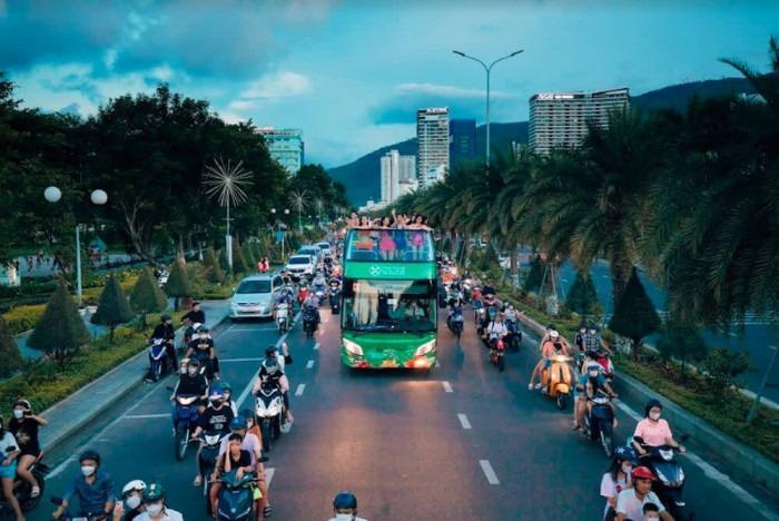 Miss World Vietnam mặc hở nhún nhảy trên xe bus có thể bị phạt?-2