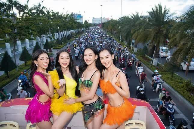 Miss World Vietnam mặc hở nhún nhảy trên xe bus có thể bị phạt?-3