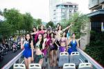 Miss World Vietnam mặc hở nhún nhảy trên xe bus có thể bị phạt?