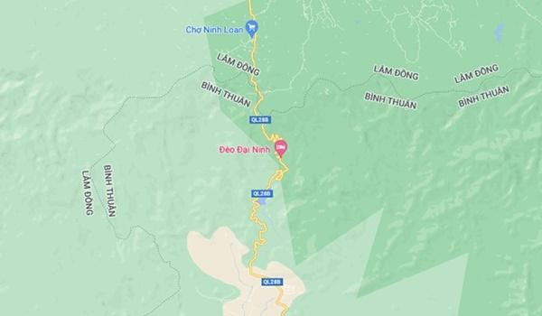 Vì sao đèo Đại Ninh thường xảy ra tai nạn?

Đèo Đại Ninh dài 12 km, nằm trên quốc lộ 28B (QL28B)- tuyến đường quan trọng nối hai điểm du lịch nổi tiếng Đà Lạt - Mũi Né.

Theo tìm hiểu, cả tuyến QL28B trước đây là đường công vụ, nội bộ dùng để thi công nhà máy thủy điện Đại Ninh. Sau khi hoàn thành nhà máy thủy điện, tuyến đường được bàn giao cho hai tỉnh Bình Thuận và Lâm Đồng quản lý và nâng cấp thành QL28B.

Tuy là quốc lộ nhưng đoạn đường này có nhiều khúc cua và dốc rất nguy hiểm, lại thường sạt lở khi mùa mưa. Ngay đoạn đèo Đại Ninh có tới 5 - 6 khúc cua ngoằn ngoèo.

Vị trí này từng xảy ra nhiều vụ tai nạn giao thông nghiêm trọng, cả ô tô lẫn xe máy.

Trước đó, một vụ tai nạn đặc biệt nghiêm trọng xảy ra vào tối 13/3/2009 đối với xe chở khách Nga từ Đà Lạt về Mũi Né. Hậu quả làm 10 người chết và 14 người bị thương.