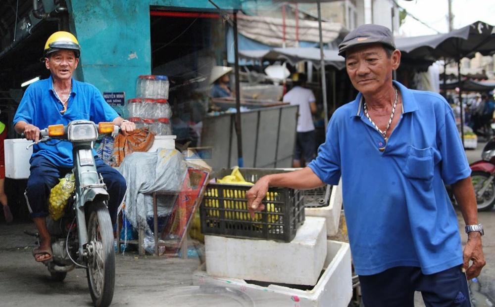 Người quét rác may mắn trúng số 2,3 tỷ đồng và bí quyết nhờ vợ giữ mới còn tiền tỷ-1