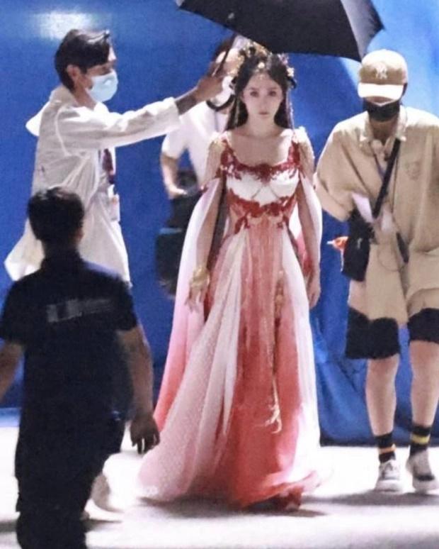 Dương Mịch lần đầu lộ diện với đôi mắt được phẫu thuật trị thương-2