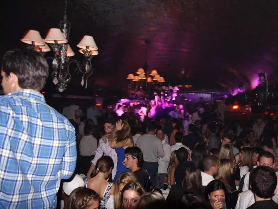 Tay chơi Mỹ phải vào rừng sống trong lều khi sa cơ-2