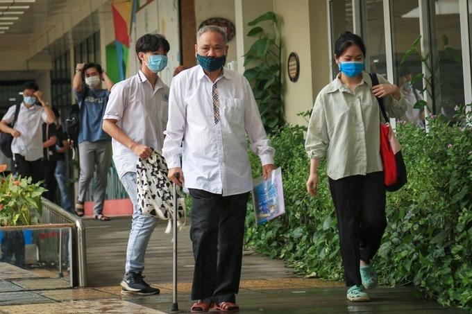 Cụ ông 82 tuổi ở Hà Nội vui mừng báo tin đỗ tốt nghiệp THPT-2