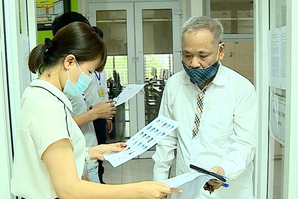 Cụ ông 82 tuổi được Bộ trưởng Bộ GD&ĐT tặng bằng khen tốt nghiệp PTTH-3