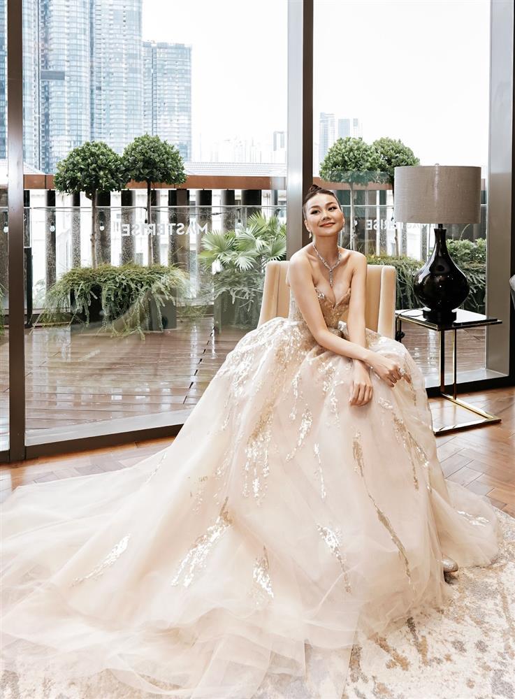 Top những bộ cánh đẹp nhất tuần qua: Hoa hậu, siêu mẫu so kè gắt-5