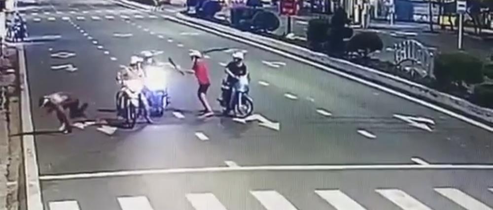 Đứng chờ đèn đỏ, nam thanh niên bị chém trọng thương-1