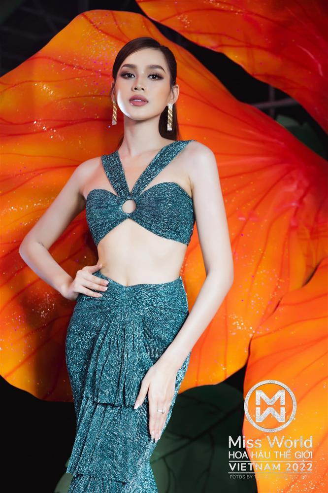 Đỗ Thị Hà quậy giữa sự kiện, chân bị soi như đạp máy may-3