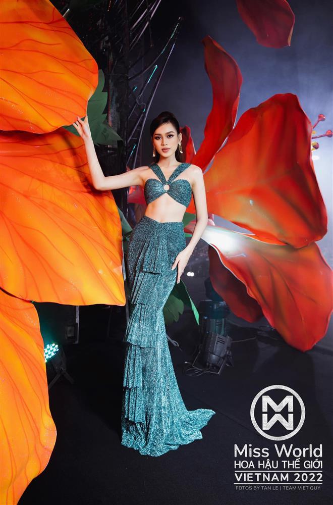 Đỗ Thị Hà quậy giữa sự kiện, chân bị soi như đạp máy may-4