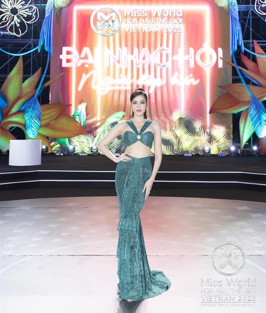 Đỗ Thị Hà quậy giữa sự kiện, chân bị soi như đạp máy may-2