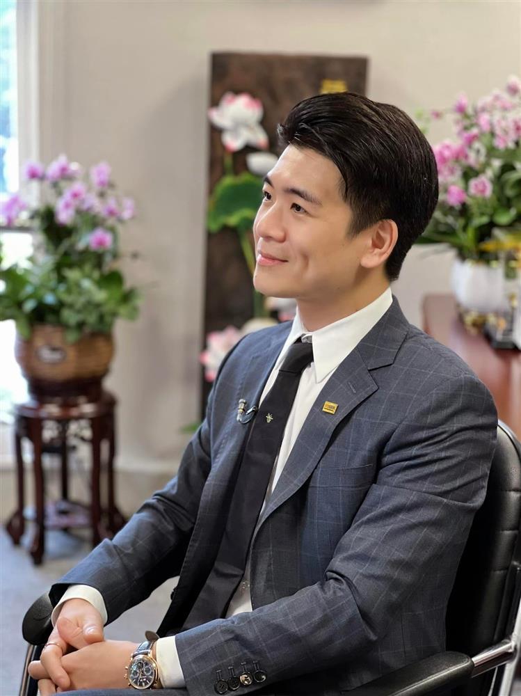 Đăng ảnh cặp sinh đôi, con trai bầu Hiển lộ tủ đồ như shop thời trang-4