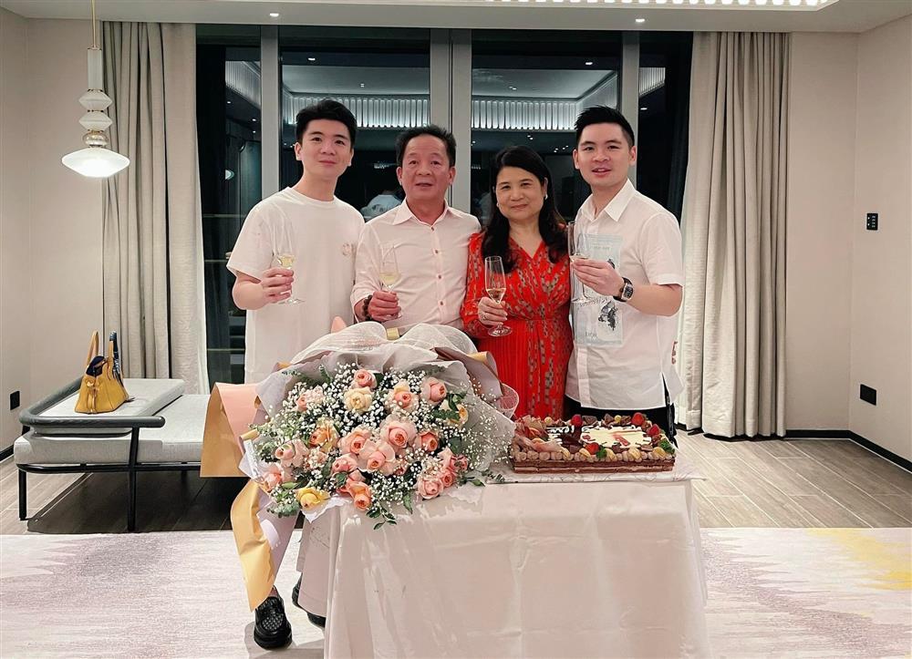 Đăng ảnh cặp sinh đôi, con trai bầu Hiển lộ tủ đồ như shop thời trang-7