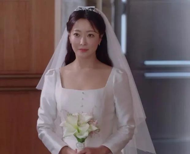 Mỹ nhân tự nhận đẹp hơn Kim Tae Hee hóa cô dâu, nhan sắc ngoạn mục tuổi 46-1