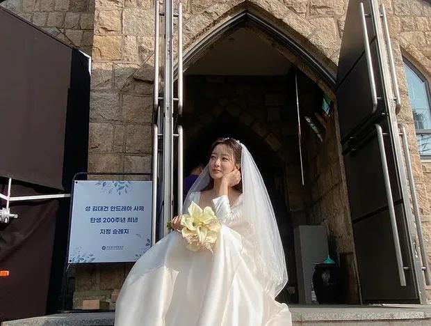 Mỹ nhân tự nhận đẹp hơn Kim Tae Hee hóa cô dâu, nhan sắc ngoạn mục tuổi 46-3