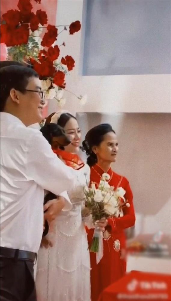 Ai nấy nhói lòng khoảnh khắc con gái lên xe hoa cũng là khi cha mất-4