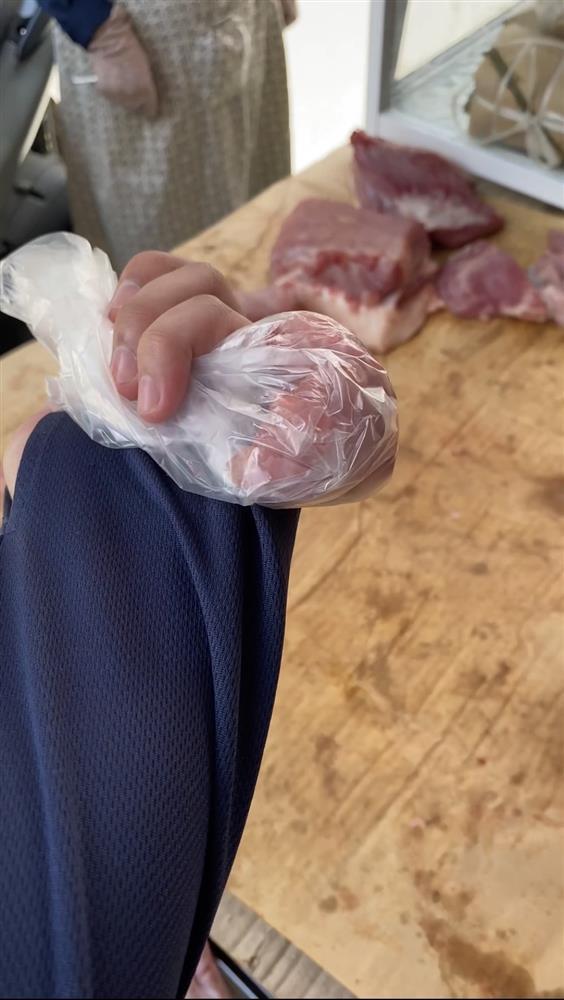 Đu trend mua 5k thịt, thanh niên bị cô bán hàng mắng chửi sấp mặt-7