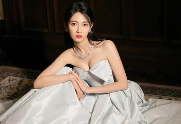 Ngay lập tức người tình màn ảnh kém Chân Tử Đan 29 tuổi được chú ý. Tuy nhiên, không ít ý kiến tỏ ra nghi vấn về khả năng diễn xuất ăn ý của cô với "ông hoàng võ thuật".