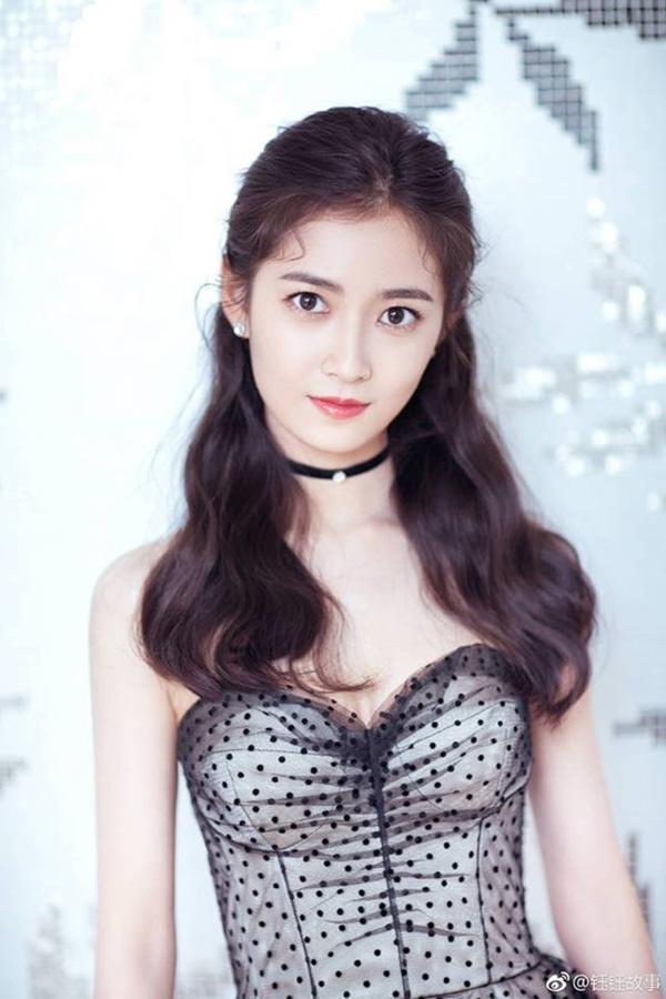 Trần Ngọc Kỳ sinh năm 1992, từng tham gia vào một số vai diễn quan trọng trong Ỷ Thiên Đồ Long ký (2019), Nguyệt thượng trọng hỏa, Cẩm Tú Vị Vương, Hương mật tựa khói sương, Xưa kia có ngói lưu ly…