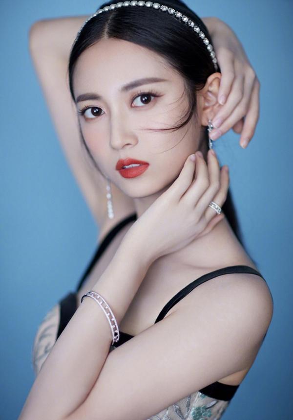 Thực chất nữ diễn viên rất có duyên với các vai công chúa. Nhân vật của cô có nét đáng yêu, tính cách khẳng khái.