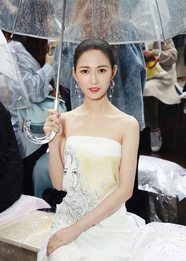 Chân Tử Đan đã đề ra yêu cầu khắt khe với diễn viên nữ đóng cặp cùng mình. Nam nghệ sĩ từ chối hợp tác với những người đẹp từng phẫu thuật thẩm mỹ. Chân Tử Đan muốn đóng cùng nữ nghệ sĩ có nền tảng võ thuật và kỹ năng diễn xuất tốt. Việc Trần Ngọc Kỳ có phù hợp với hình ảnh một ngôi sao nữ có kỹ năng diễn võ thuật tốt hay không còn đang là dấu hỏi với một số khán giả.