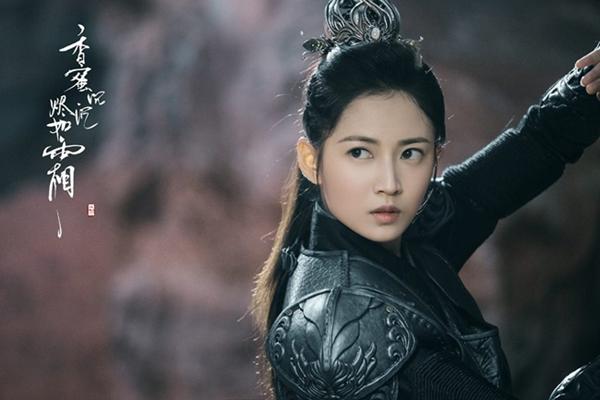 Trước đây, nữ diễn viên từng đảm nhận vai quận chúa Triệu Mẫn trong Ỷ thiên đồ long ký 2019. Vai Lưu Anh công chúa chính trực để lại dấu ấn lớn với khán giả dù chỉ là nhân vật phụ.